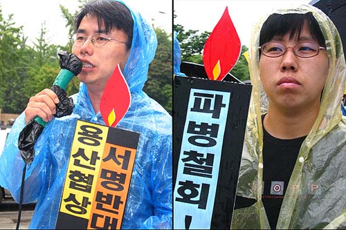 (좌)연설을 하고 있는 미군기지확장반대 평택대책위 이호성 집행위원장 (우)파병 철회 피켓을 들고 있는 집회 참가자 